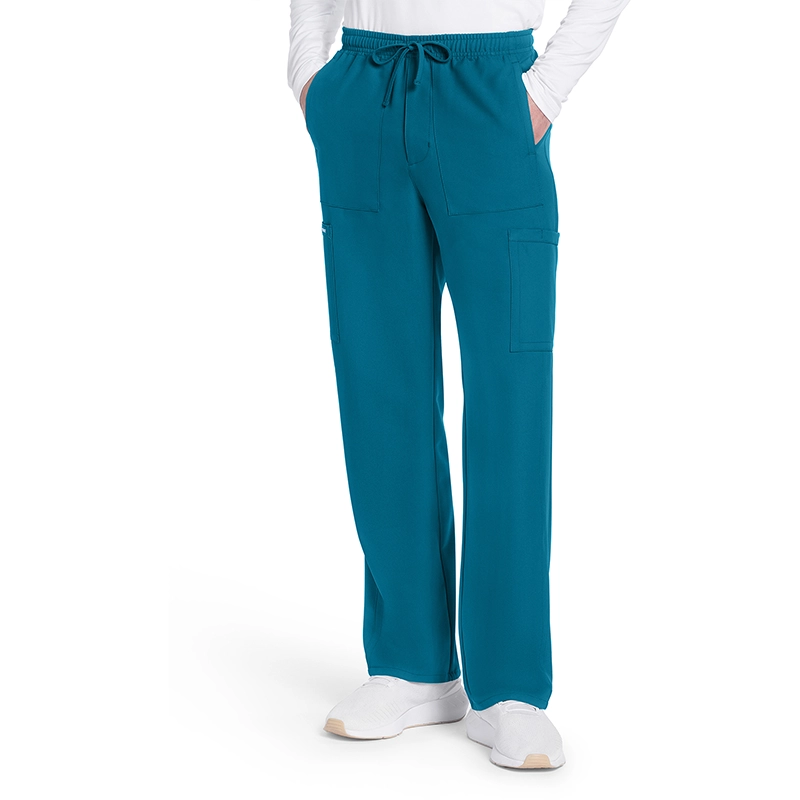Pantalón de hombre de tiro medio, cierre de cremallera y pierna recta.
